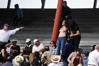 Perú: Activista antitaurina muestra los senos en plena plaza de toros